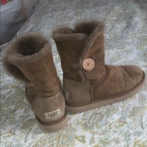 size 7 women’s button bailey (tan/brown)